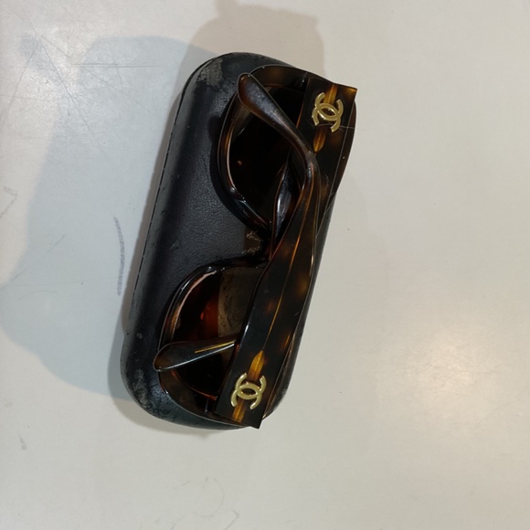 Chanel tortoise sunglasses with black Chanel case - Picture 7 of 12